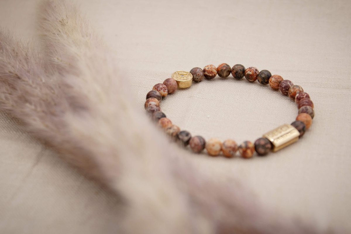 Gesca_Armband_Natur_Leopardskin_Jasper_Inszenierung